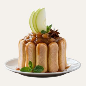 Charlotte aux pommes individuelle avec biscuits cuillère, garnie de compotée caramélisée et d'une tranche de pomme fraîche.