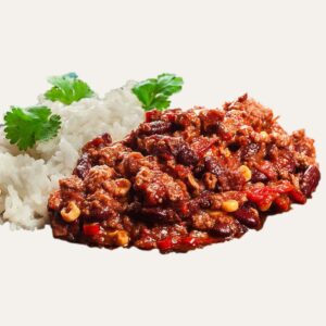 Plat de Chili con carne brésilien avec viande bovine, haricots rouges et poivrons, accompagné de riz basmati et coriandre fraîche.
