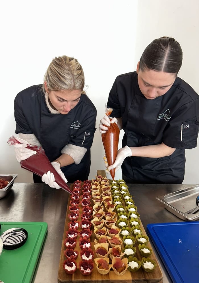 Deux chefs traiteurs préparent des mignardises colorées dans une cuisine mobile à Nantes ou Vitré (44/35).