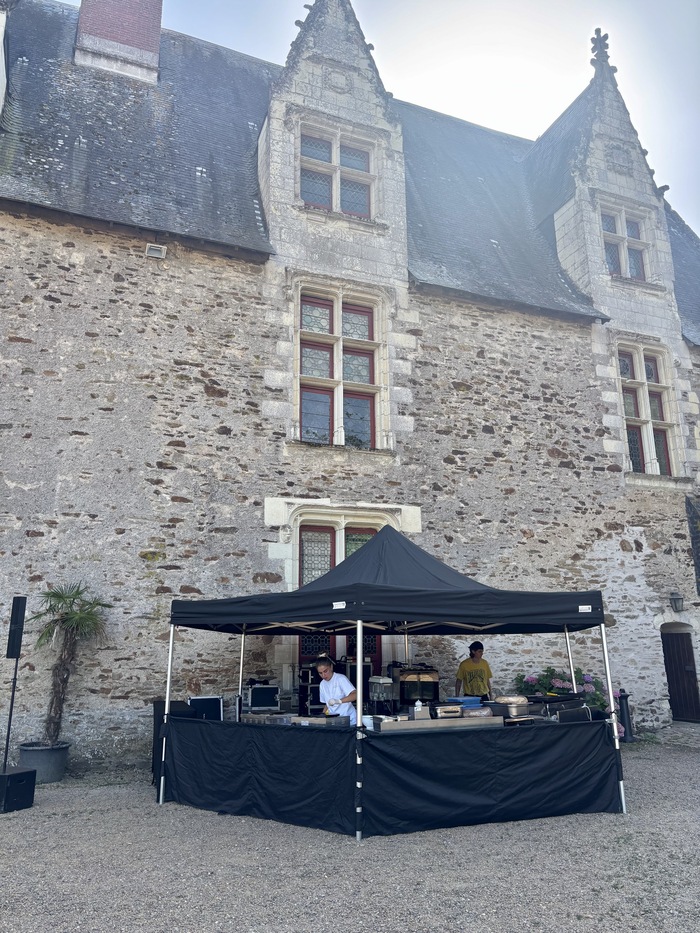 Cuisine mobile de traiteur installée devant un château pour un événement à Nantes (44) ou Vitré (35).