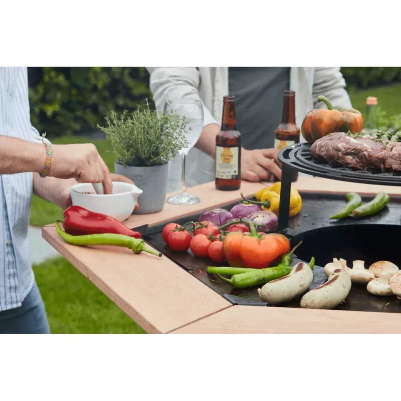 Traiteur brasero barbecue Nantes Vitré - Traiteur Événementiel Nantes & Vitré | Restonomade Animation brasero convivial pour événement, modèle Barbecook Nestor avec tablette mange-debout