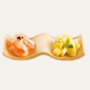 Gros plan sur l'Exo'Saumon : un canapé croustillant garni d'un côté de saumon mariné et de l'autre d'un tartare de mangue fraîche.