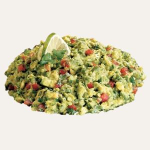 Bol de guacamole frais avec morceaux d'avocat, dés de tomate, coriandre et un quartier de citron vert.