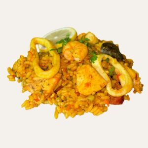 L'Escale Solaire - Traiteur Événementiel Nantes & Vitré | Restonomade ssiette de paella généreuse avec riz safrané, poulet, crevettes, calamars et un quartier de citron.