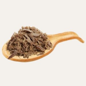 Gros plan sur La Canardise : une cuillère apéritive croustillante généreusement garnie d'effiloché de canard fondant au cumin, sur fond clair.