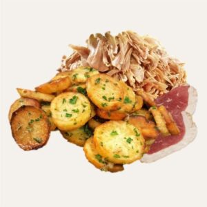 Le fondant de canard - Traiteur Événementiel Nantes & Vitré | Restonomade Plat d'effiloché de canard servi sur des pommes de terre sarladaises persillées, avec de fines tranches de magret fumé.