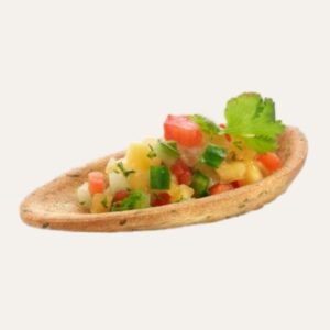 Gros plan sur "Le Jardin dans sa Coque" : une bouchée apéritive végétarienne composée d'une coquille croustillante et d'une brunoise de légumes frais