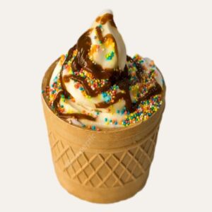 Glace italienne onctueuse à la vanille, servie dans une coupelle en gaufrette.