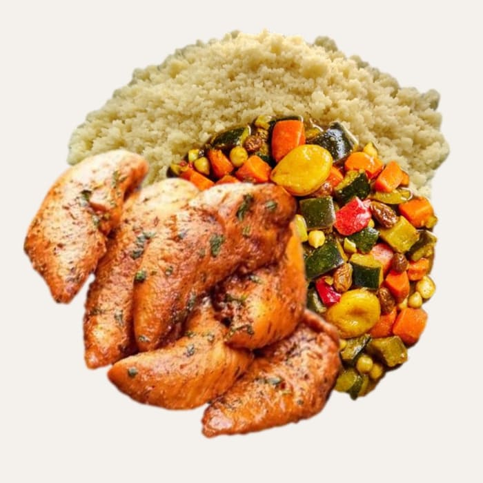 Léchappée dorient - Traiteur Événementiel Nantes & Vitré | Restonomade Aiguillettes de poulet mariné servies avec un tajine de légumes coloré et de la semoule de couscous.