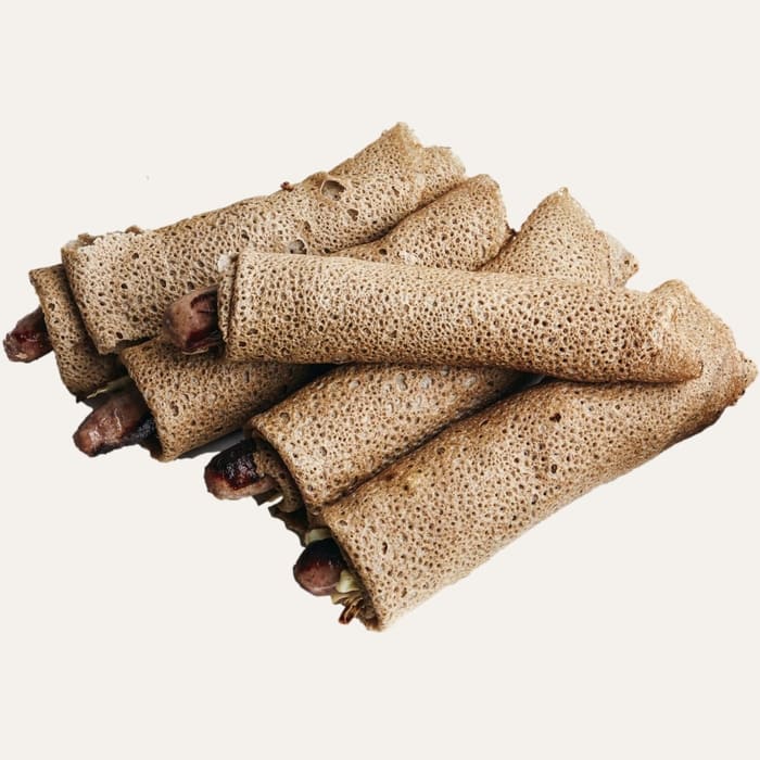 Lescale bretonne - Traiteur Événementiel Nantes & Vitré | Restonomade Deux galettes bretonnes au blé noir : une galette saucisse et une galette complète.