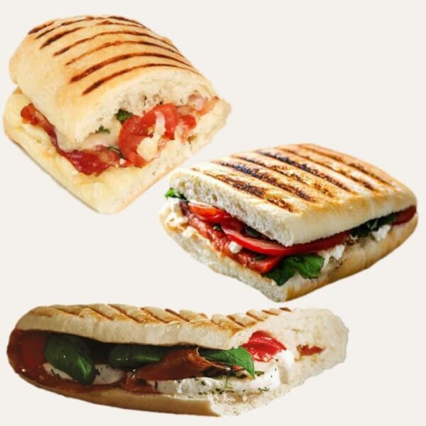 Mosaïque Italienne : Trio de paninis gourmands avec leurs garnitures visibles de mozzarella, speck, jambon et tomate.