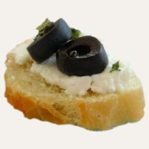 Pinsa grecque "Saveur de l'Égée" à Nantes, garnie de feta crémeuse et d'olives noires.