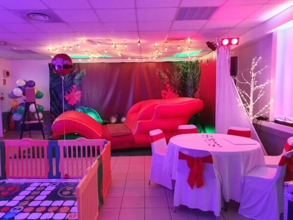 Traîneau Géant du Père Noël Gonflable - Traiteur Événementiel Nantes & Vitré | Restonomade Mise en scène du Traîneau Géant du Père Noël Gonflable lors d'un événement d'entreprise