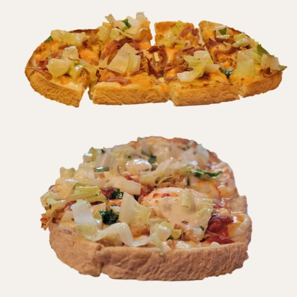 Généreuse bruschetta gourmande et garnie sur une tranche de pain, coupée en parts pour le partage.