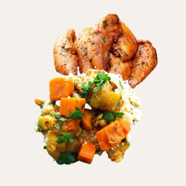 Plat de couscous tajine sucré salé avec légumes du soleil et aiguillettes de poulet marinées.