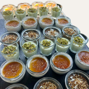 Assortiment du trio de verrines sucrées : crème pistache, panna cotta caramel et pot chocolat, traiteur à Nantes et Vitré.