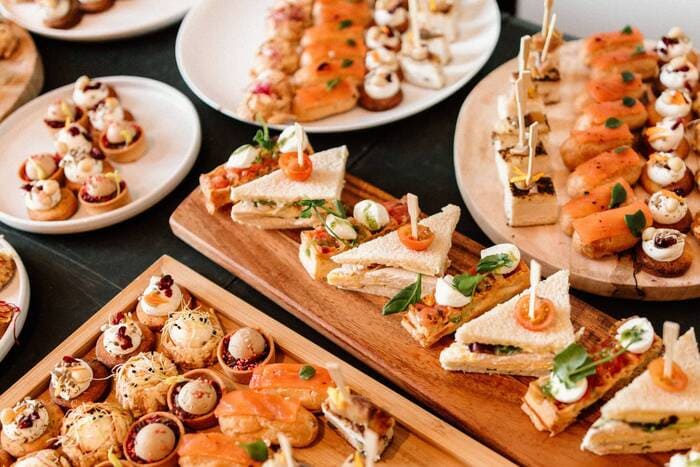 Buffet traiteur et décoration de salle pour une organisation d'anniversaire à Nantes.