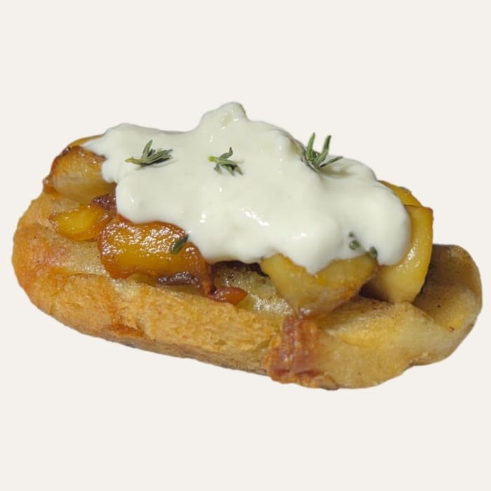 champistratta - Traiteur Événementiel Nantes & Vitré | Restonomade Toast de pain de campagne garni d'une poêlée de champignons dorés et nappé de Stracciatella crémeuse.