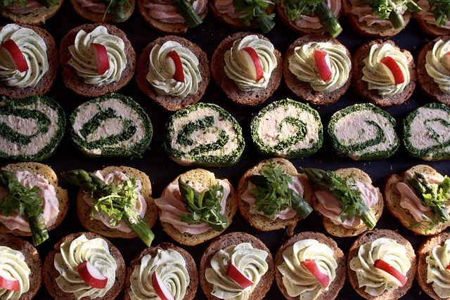 Traiteur pour Particulier Nantes 44 Vitré 35 - Traiteur Événementiel Nantes & Vitré | Restonomade Service traiteur pour particulier lors d'une grande réception ensoleillée en plein air avec de nombreux invités.