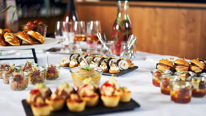 Traiteur cocktail d'entreprise Nantes - Traiteur Événementiel Nantes & Vitré | Restonomade Buffet de pièces cocktail créatives pour un événement d'entreprise, préparé par notre traiteur à Nantes.