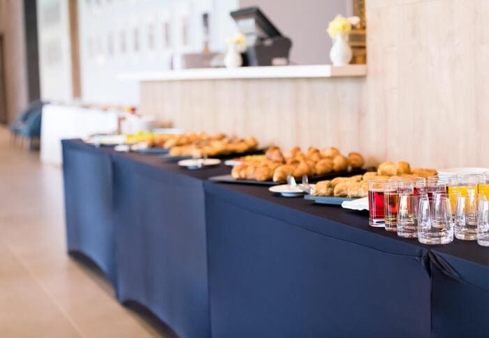 Pause-café gourmande préparée par notre traiteur pour séminaires à Nantes avec viennoiseries et boissons chaudes.