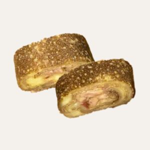 Deux tranches de galette de sarrasin roulée, garnies d'andouille de Vire et d'emmental fondant.