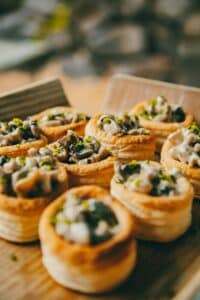 traiteur-sainte-loire-atlantique-vol-au-vent-champignons-restonomade - Traiteur Événementiel Nantes & Vitré | Restonomade Le savoir-faire de Restonomade s'illustre ici avec ces mini vol-au-vents aux champignons, une création locale à Sainte-Luce-sur-Loire