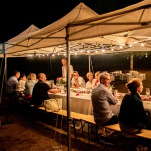 Repas convivial présenté lors d’un événement d’entreprise organisé en extérieur par Restonomade à Châteaubourg.