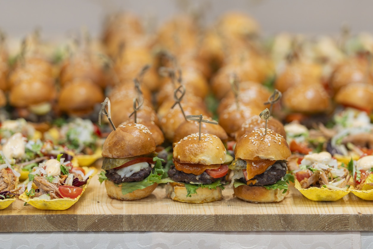 traiteur-nantes-cocktail-dinatoire-entreprise-pieces-bistronomiques-restonomade - Traiteur Événementiel Nantes & Vitré | Restonomade Présentation soignée de bouchées salées artisanales sur un buffet traiteur lors d'une soirée d'entreprise à Nantes.