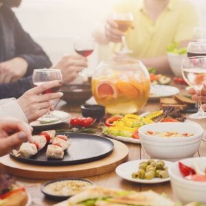 Repas convivial signé Restonomade pour un moment de partage gourmand en Pays de la Loire autour de la marmite de pascal.
